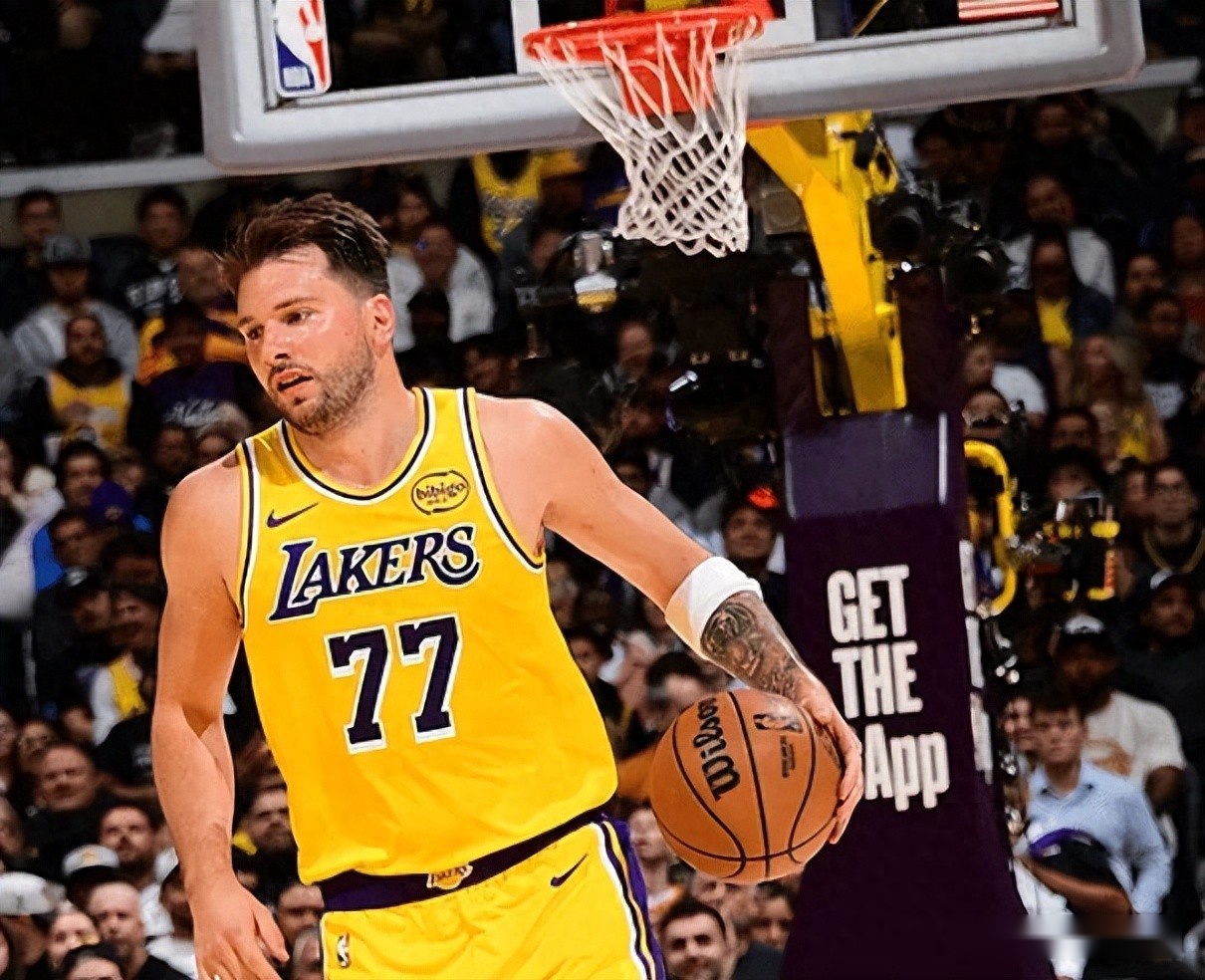 湖人惨败太阳！东契奇砍38分，里弗斯难打硬仗，詹姆斯全场散步！